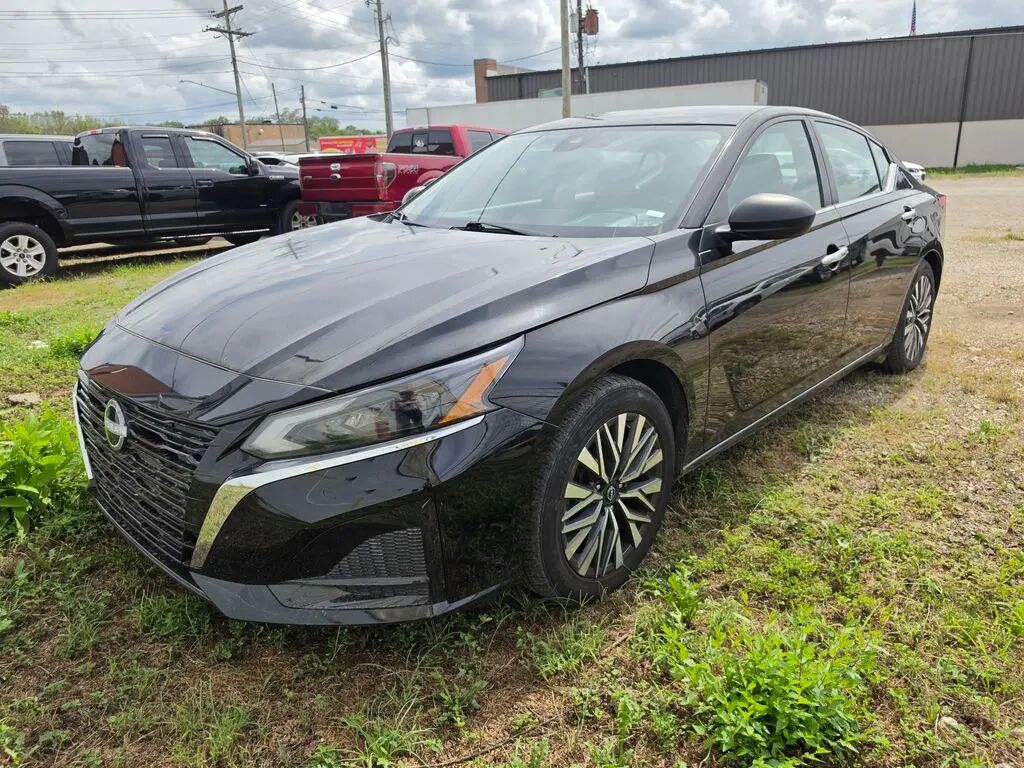 2024 Nissan Altima 2.5 SV — photo 1 of 11
