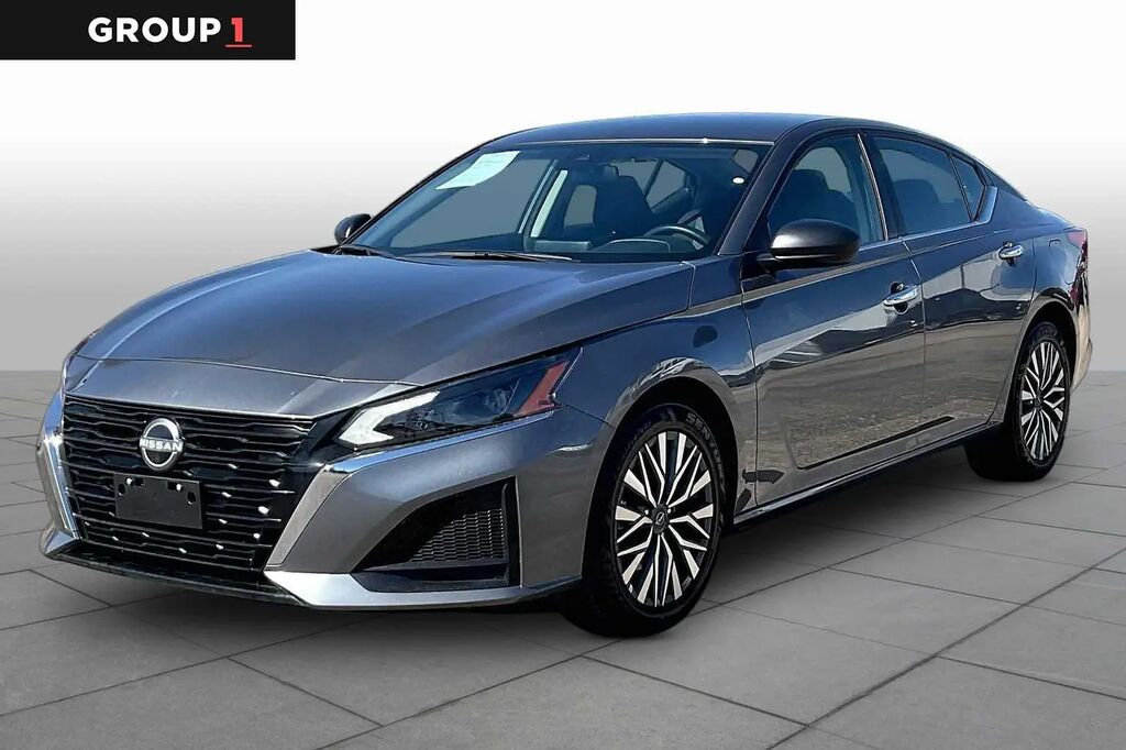 2025 Nissan Altima 2.5 SV — photo 1 of 12