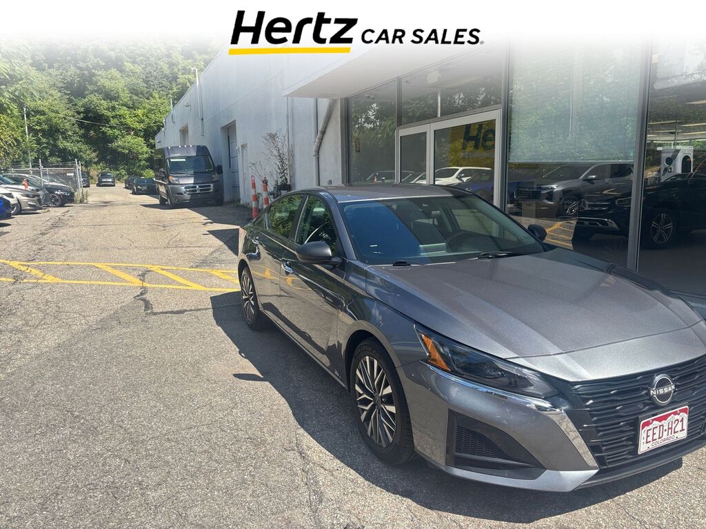 2025 Nissan Altima SV — photo 1 of 11