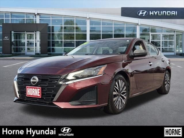2024 Nissan Altima 2.5 SV — photo 1 of 13