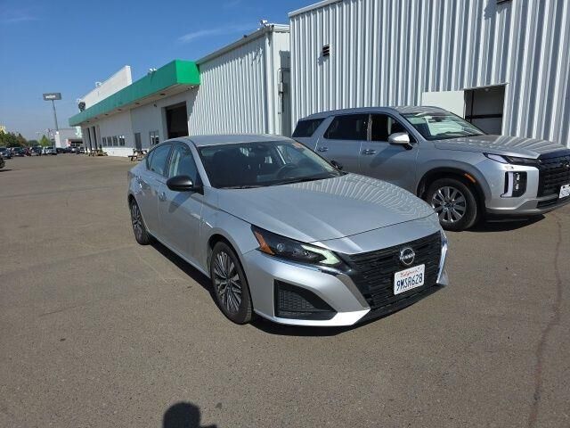 2024 Nissan Altima 2.5 SV — photo 1 of 13