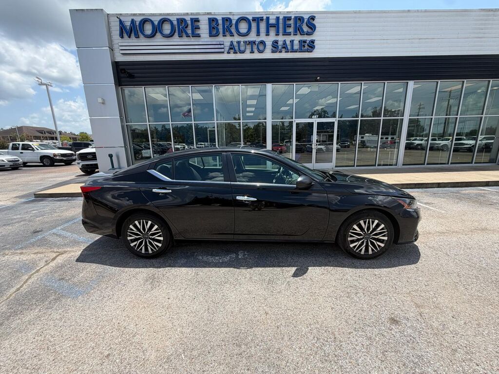 2025 Nissan Altima — photo 1 of 13