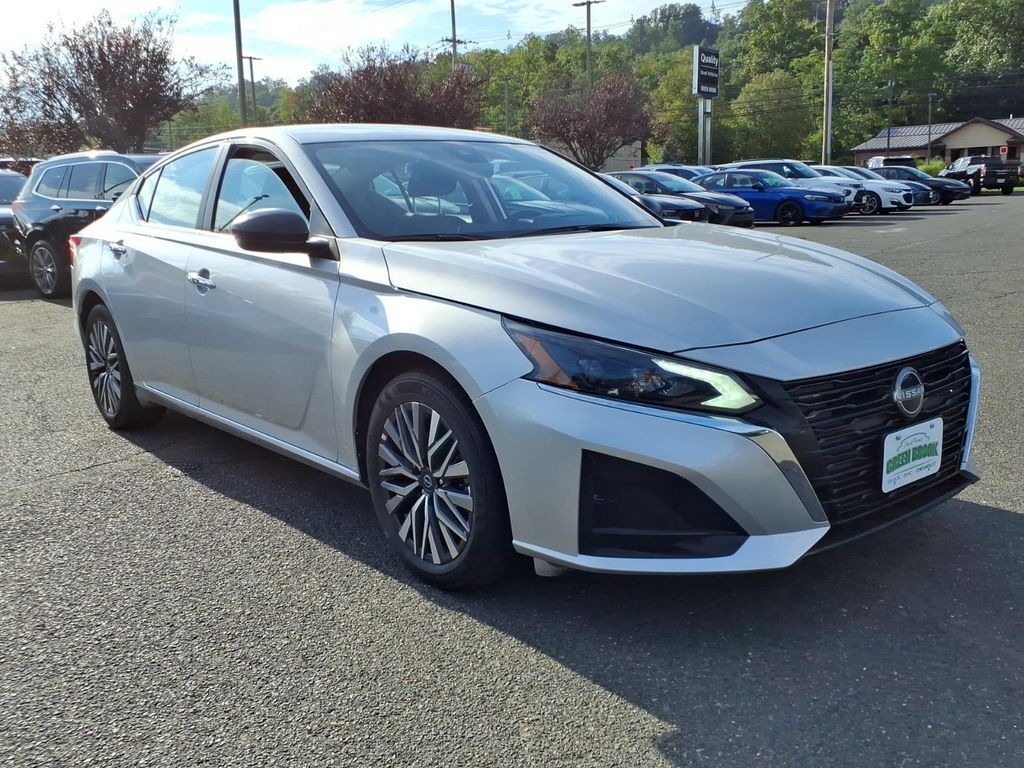 2025 Nissan Altima 2.5 SV — photo 1 of 13