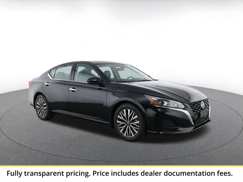 2025 Nissan Altima SV — photo 1 of 3