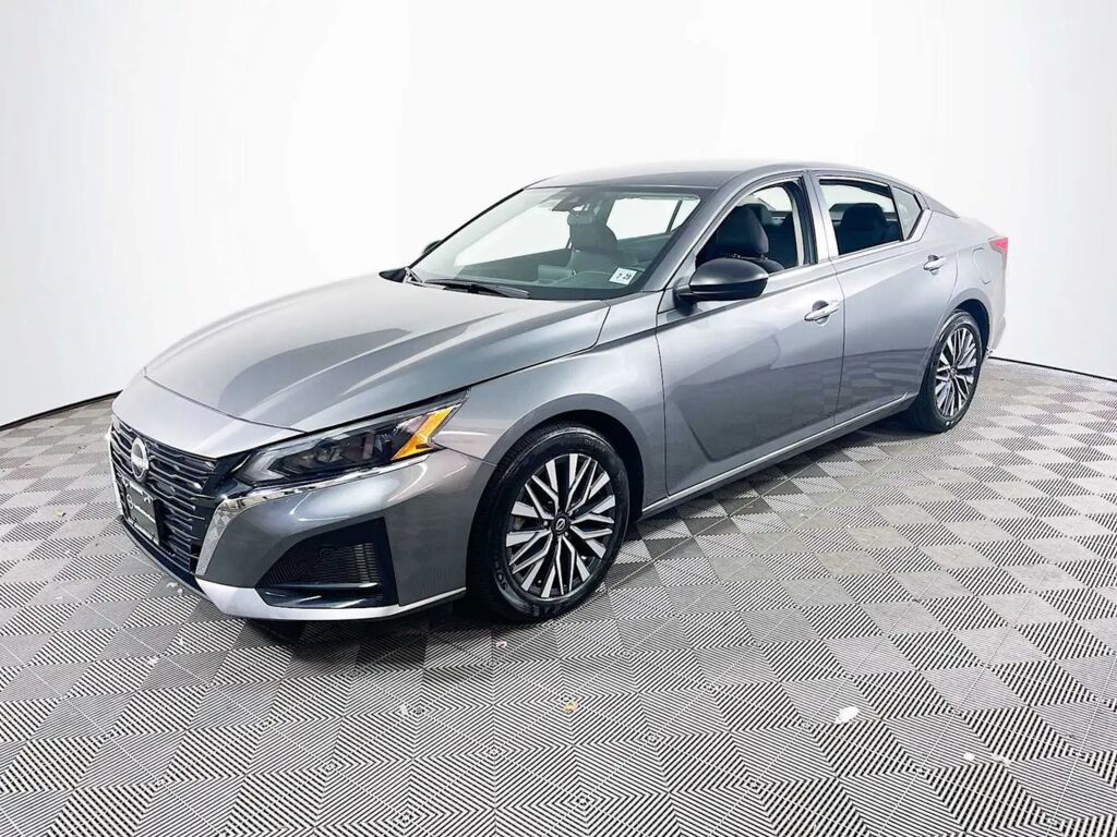 2024 Nissan Altima 2.5 SV — photo 1 of 13