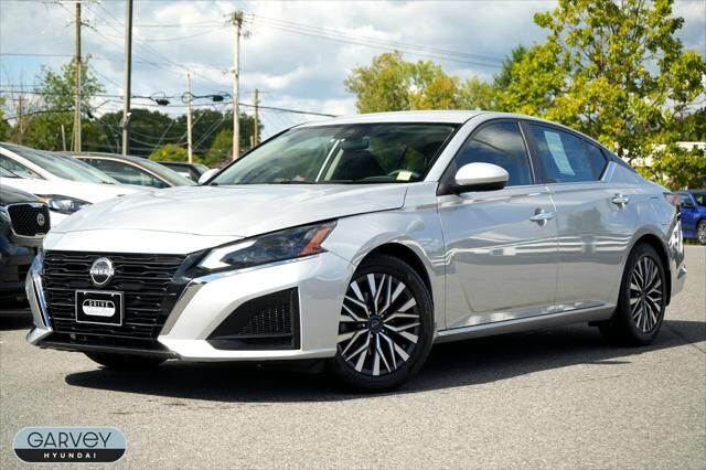 2023 Nissan Altima 2.5 SV — photo 1 of 13