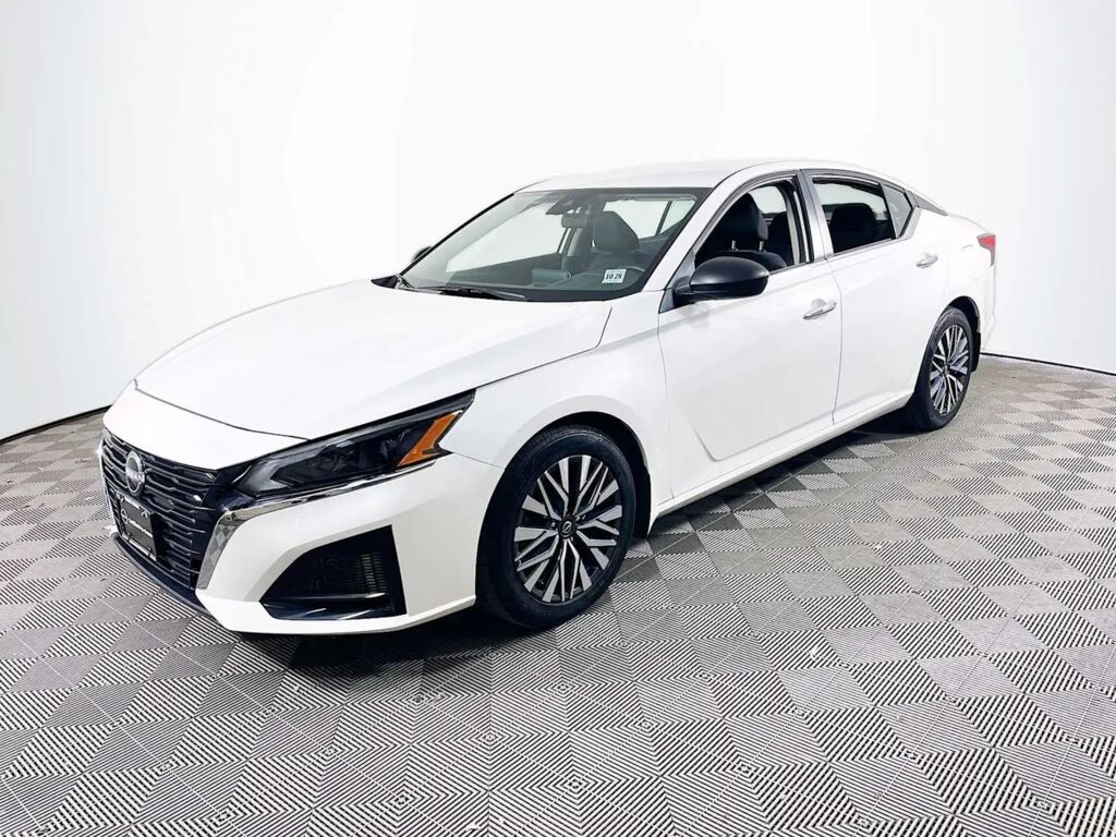 2024 Nissan Altima 2.5 SV — photo 1 of 13