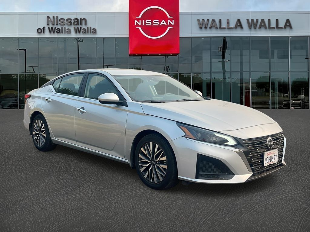 2023 Nissan Altima — photo 1 of 12