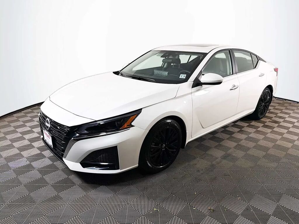 2025 Nissan Altima 2.5 SV — photo 1 of 13