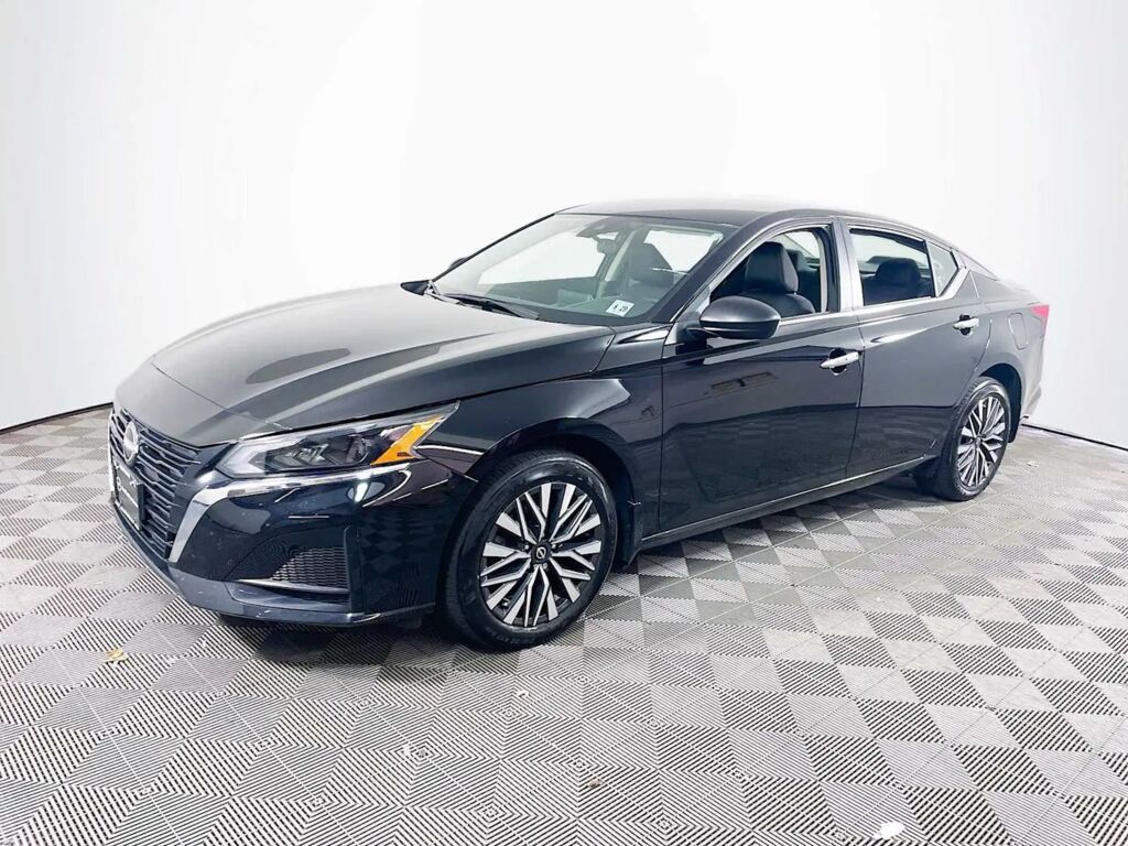2024 Nissan Altima 2.5 SV — photo 1 of 13
