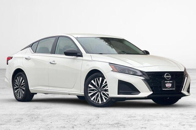 2025 Nissan Altima 2.5 SV — photo 1 of 10