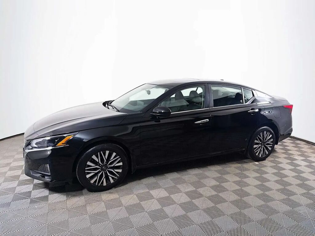 2023 Nissan Altima 2.5 SV — photo 1 of 13