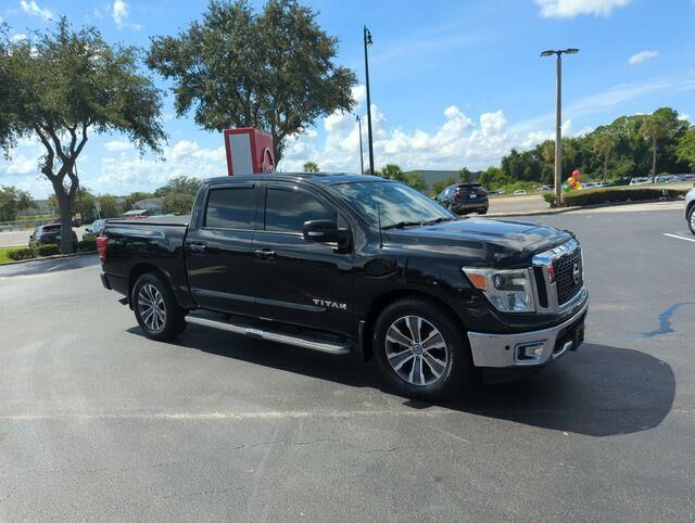 2017 Nissan Titan SL — photo 1 of 13