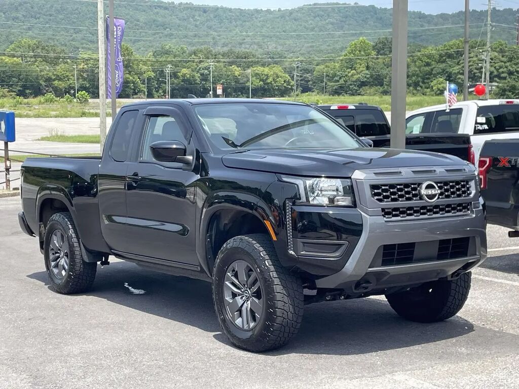 2025 Nissan Frontier S — photo 1 of 15