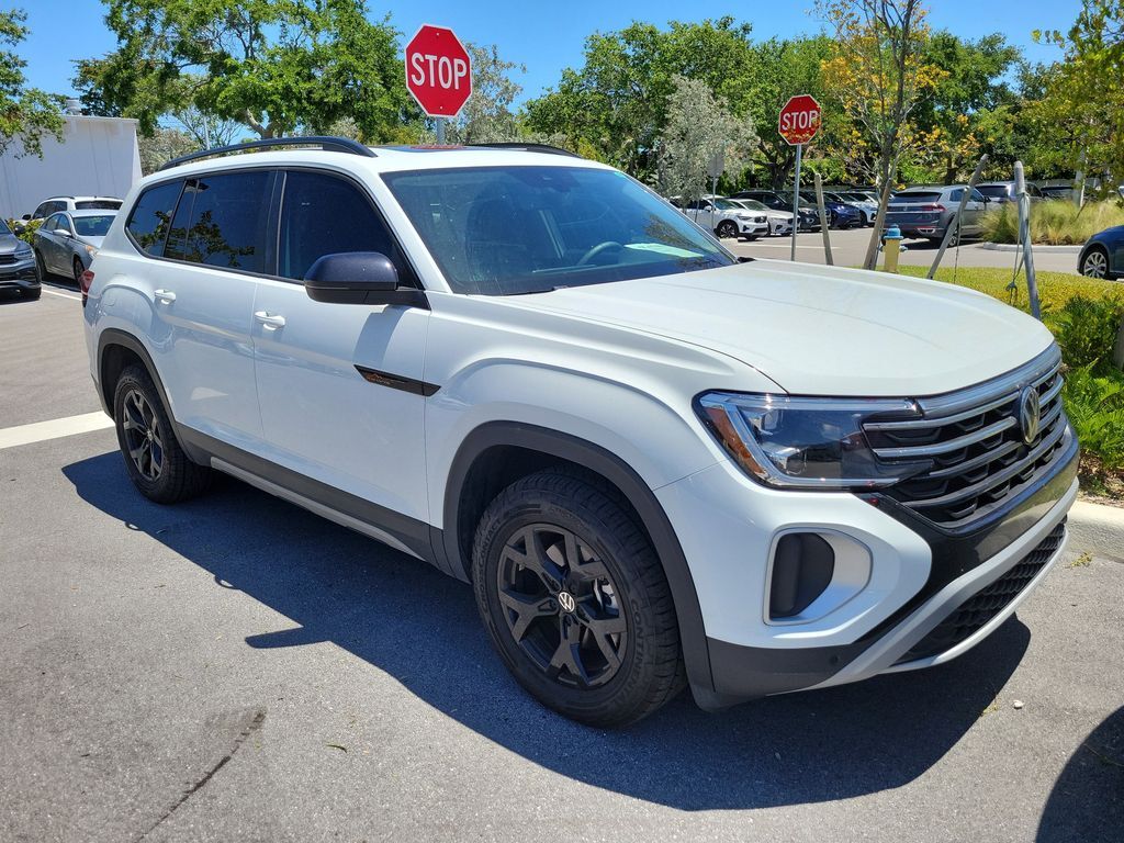 2024 Volkswagen Atlas 2.0T Peak Edition SE w/Technol — photo 1 of 4