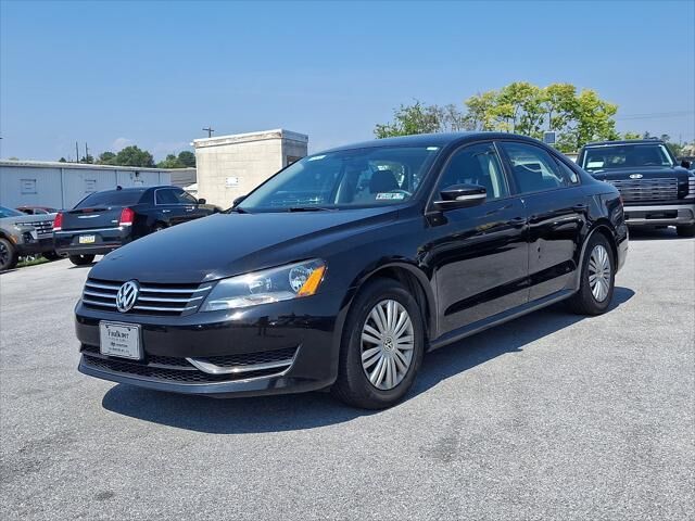 2014 Volkswagen Passat 1.8T S PZEV — photo 1 of 13