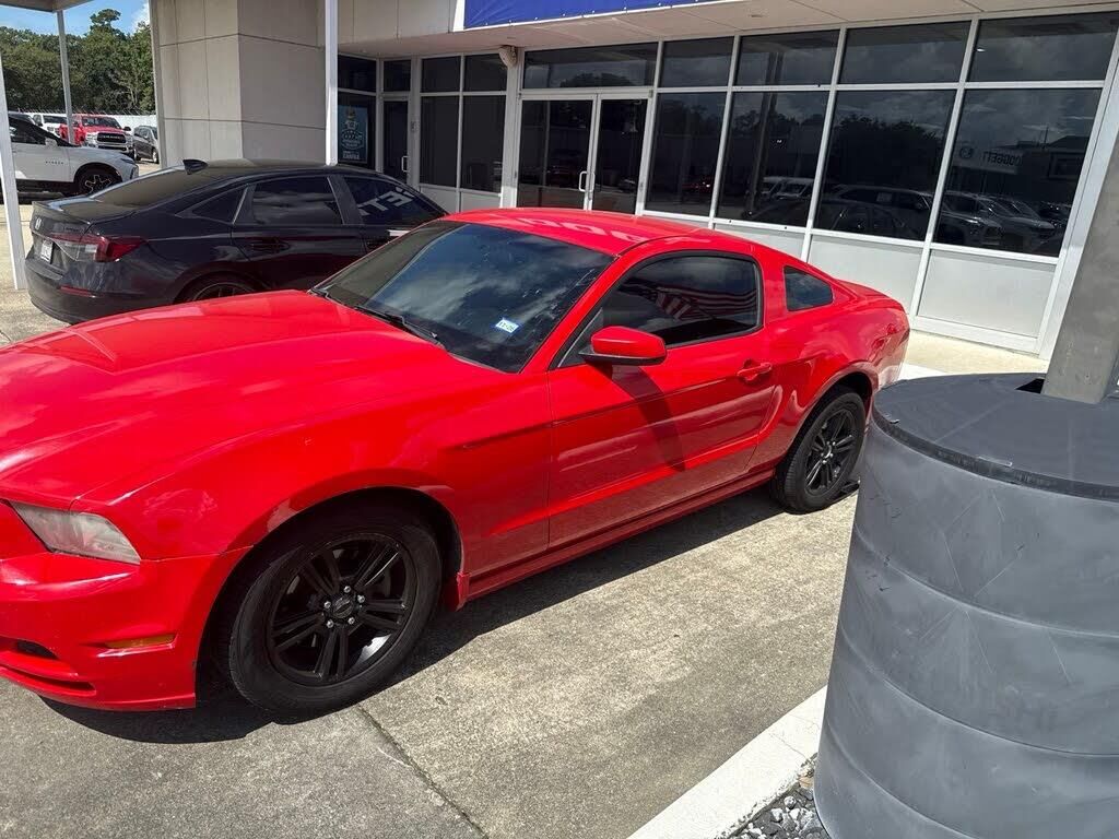 2014 Ford Mustang V6 — photo 1 of 1
