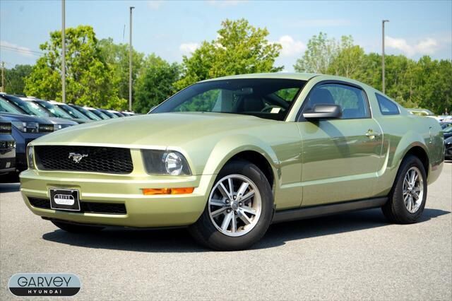 2005 Ford Mustang V6 Deluxe — photo 1 of 13