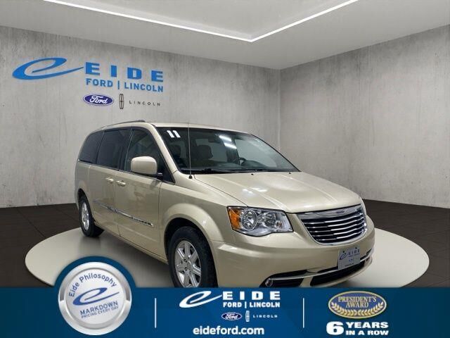 2011 Chrysler Town and Country Touring — photo 1 of 13