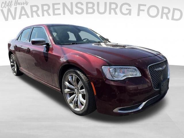 2018 Chrysler 300 Touring — photo 1 of 12