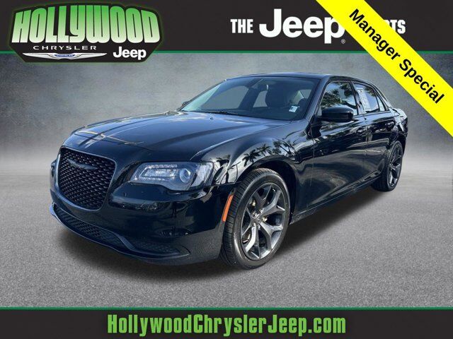 2021 Chrysler 300 Touring — photo 1 of 4