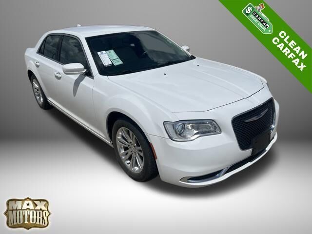 2020 Chrysler 300 Touring — photo 1 of 2