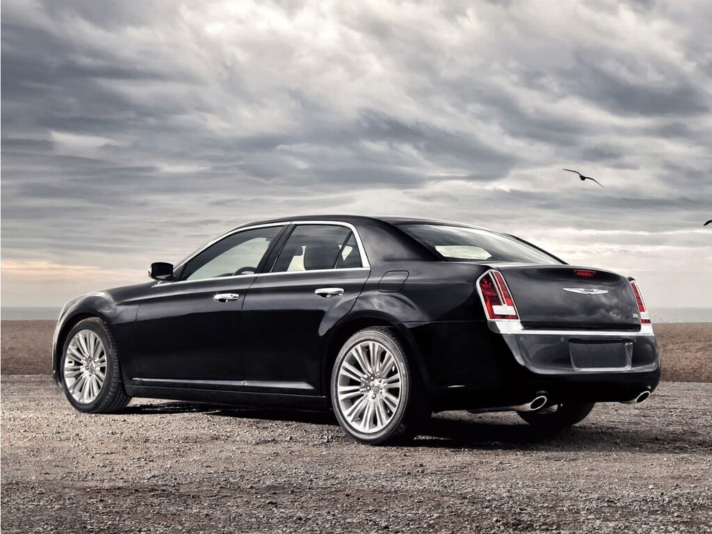 2012 Chrysler 300 C — photo 1 of 8