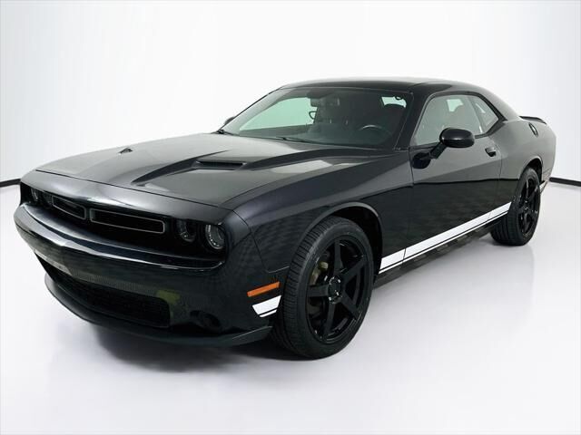 2017 Dodge Challenger SXT — photo 1 of 13