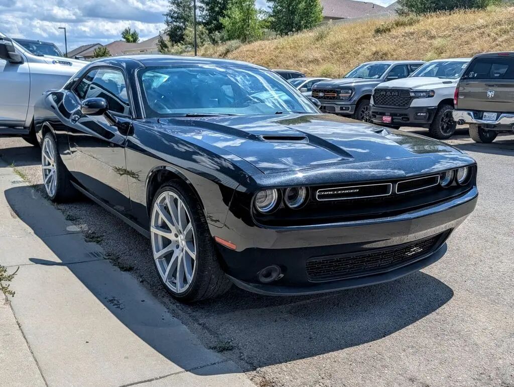 2017 Dodge Challenger SXT — photo 1 of 1