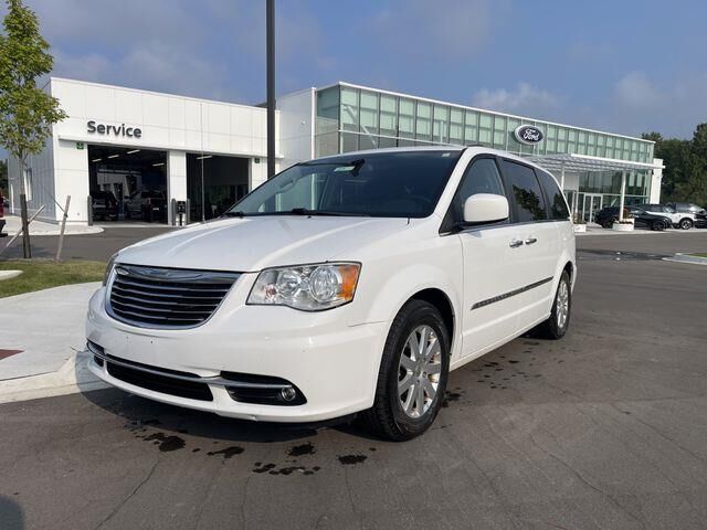 2016 Chrysler Town and Country Touring — photo 1 of 13