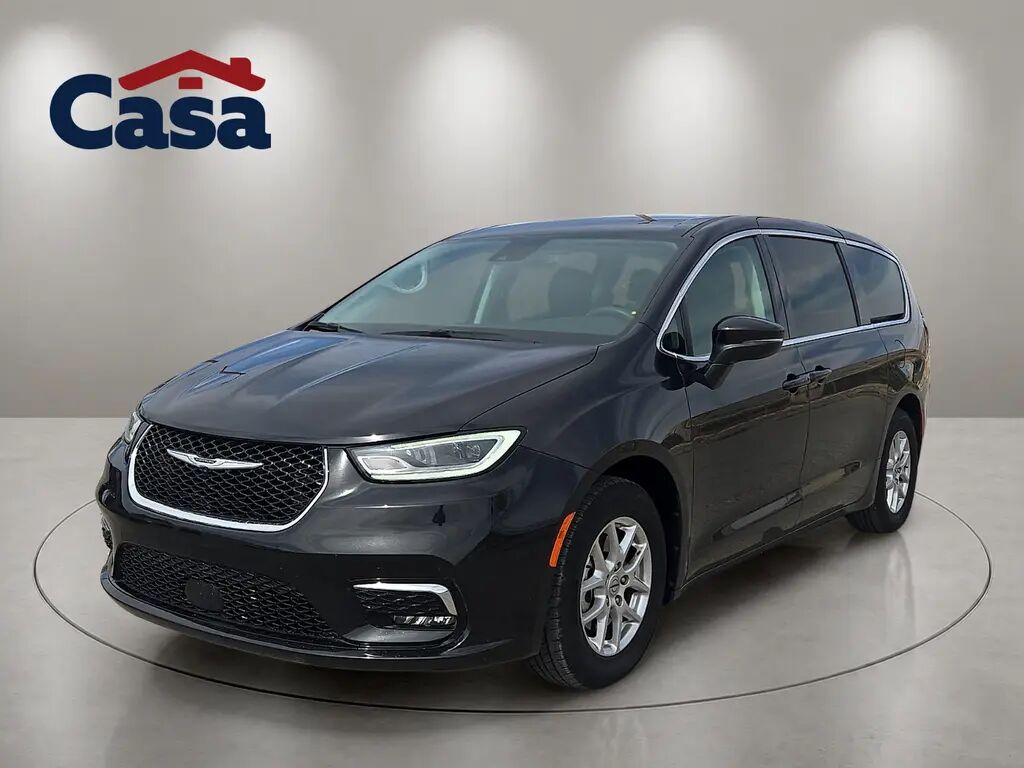 2023 Chrysler Pacifica Touring L — photo 1 of 12