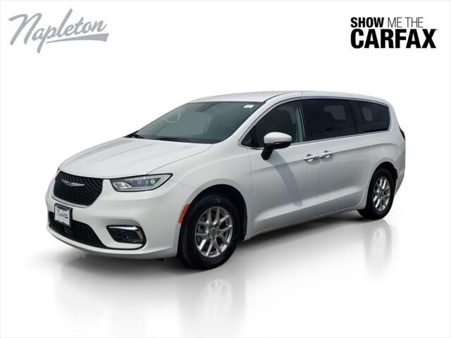 2023 Chrysler Pacifica Touring L — photo 1 of 13