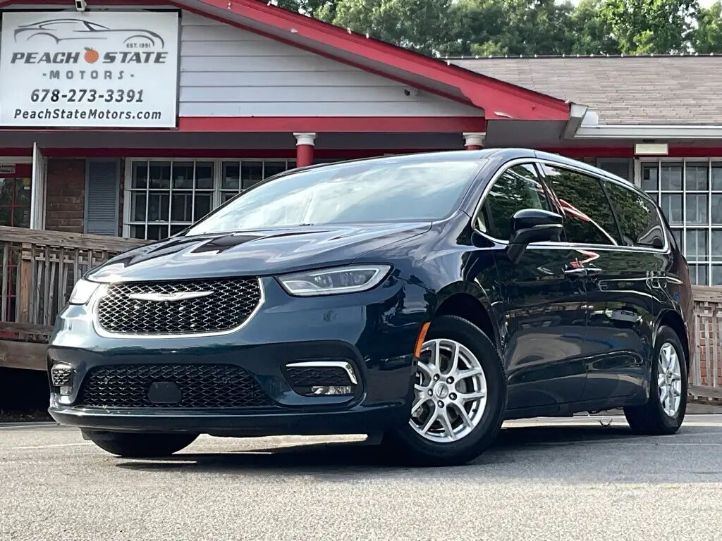 2023 Chrysler Pacifica Touring L — photo 1 of 13