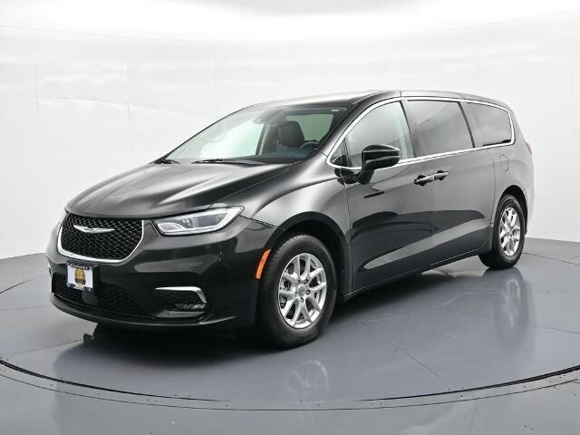 2023 Chrysler Pacifica Touring L — photo 1 of 13