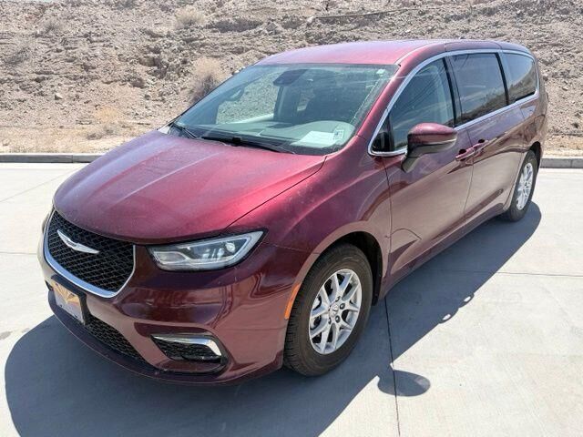 2023 Chrysler Pacifica Touring L — photo 1 of 8