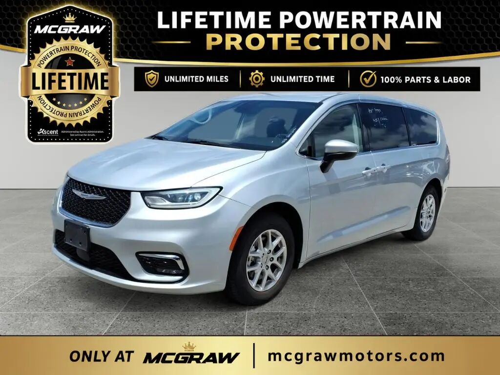 2023 Chrysler Pacifica Touring L — photo 1 of 13