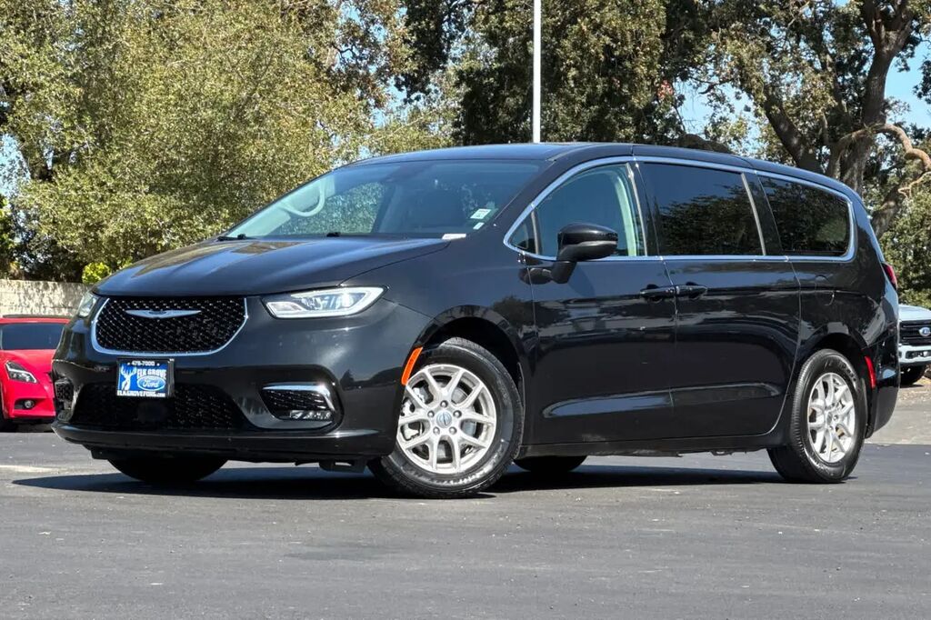 2023 Chrysler Pacifica Touring L — photo 1 of 13