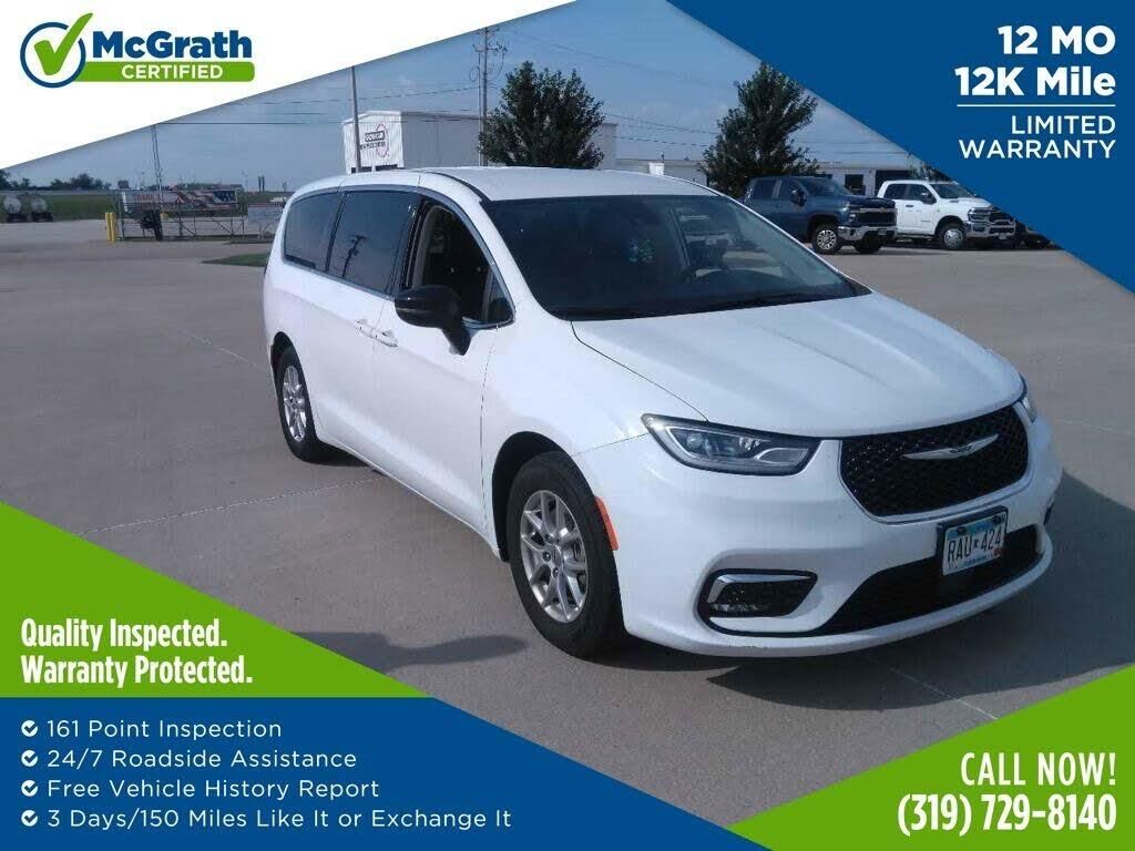 2024 Chrysler Pacifica Touring L — photo 1 of 1