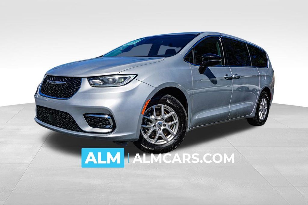 2024 Chrysler Pacifica Touring L — photo 1 of 11