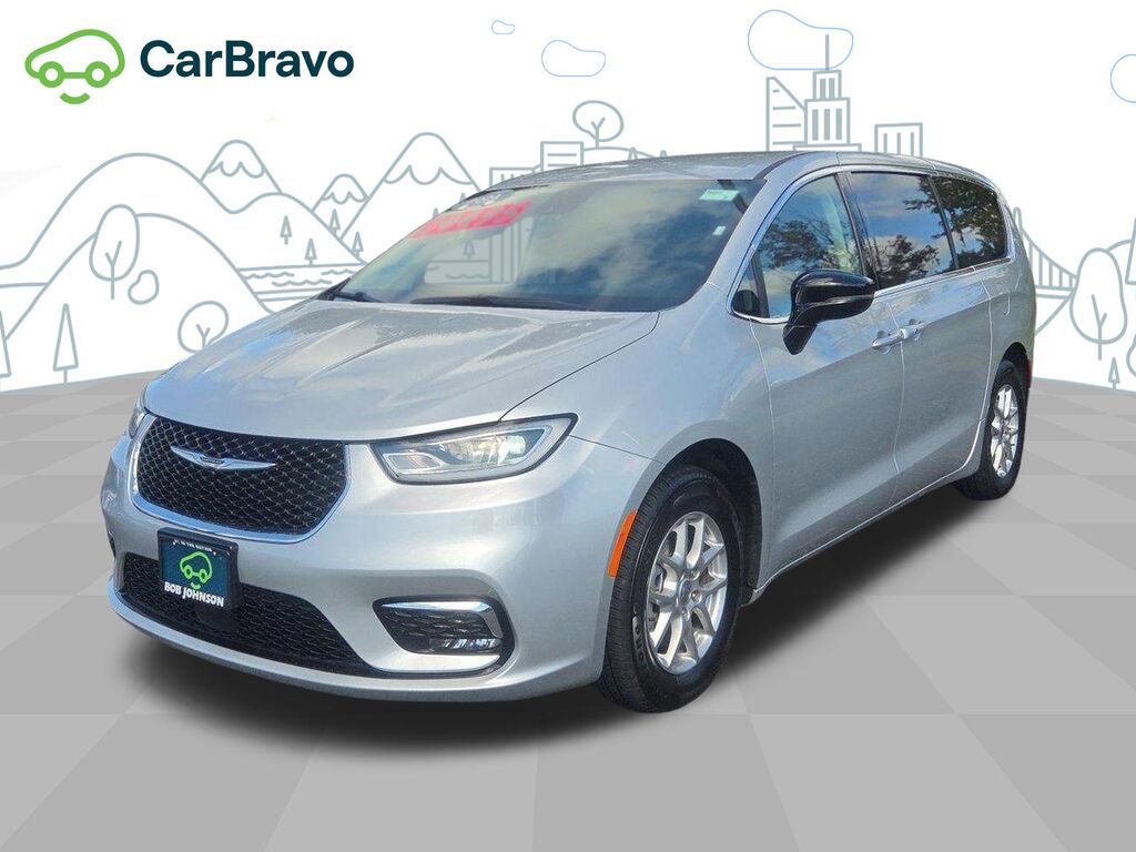 2024 Chrysler Pacifica Touring L — photo 1 of 6