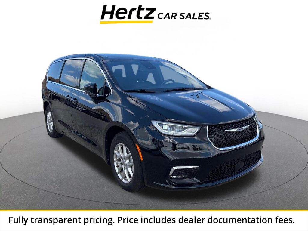 2025 Chrysler Pacifica Select — photo 1 of 11