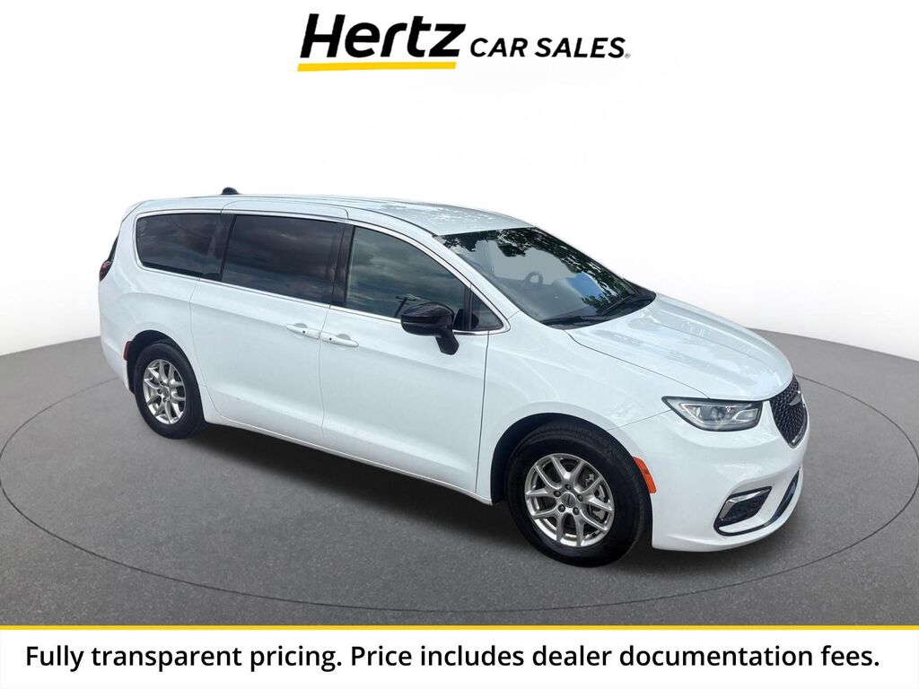 2025 Chrysler Pacifica Select — photo 1 of 11