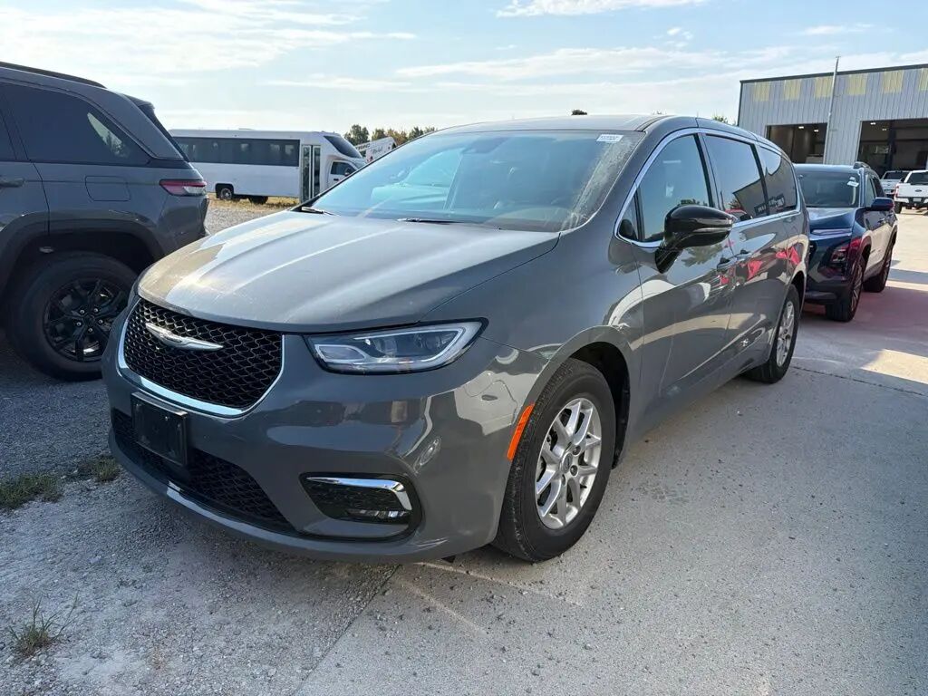 2025 Chrysler Pacifica Select — photo 1 of 13
