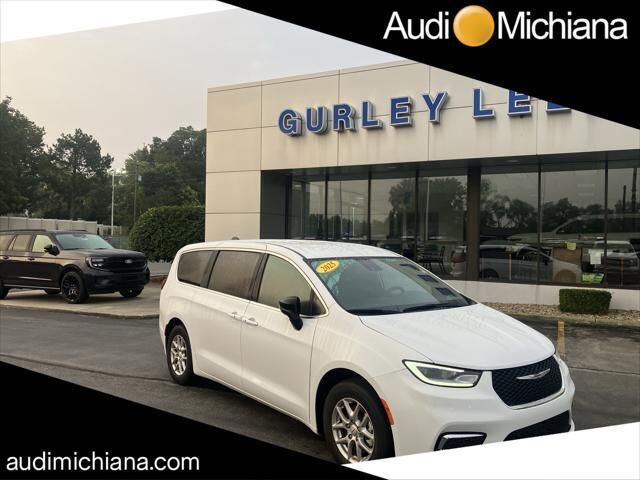 2025 Chrysler Pacifica Select — photo 1 of 13