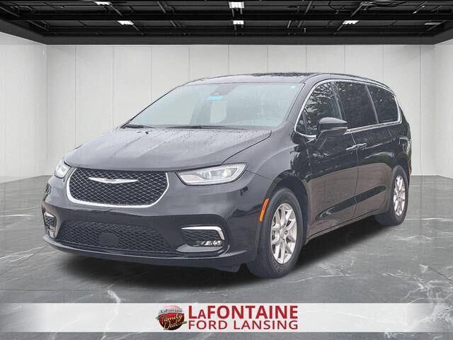2025 Chrysler Pacifica Select — photo 1 of 13