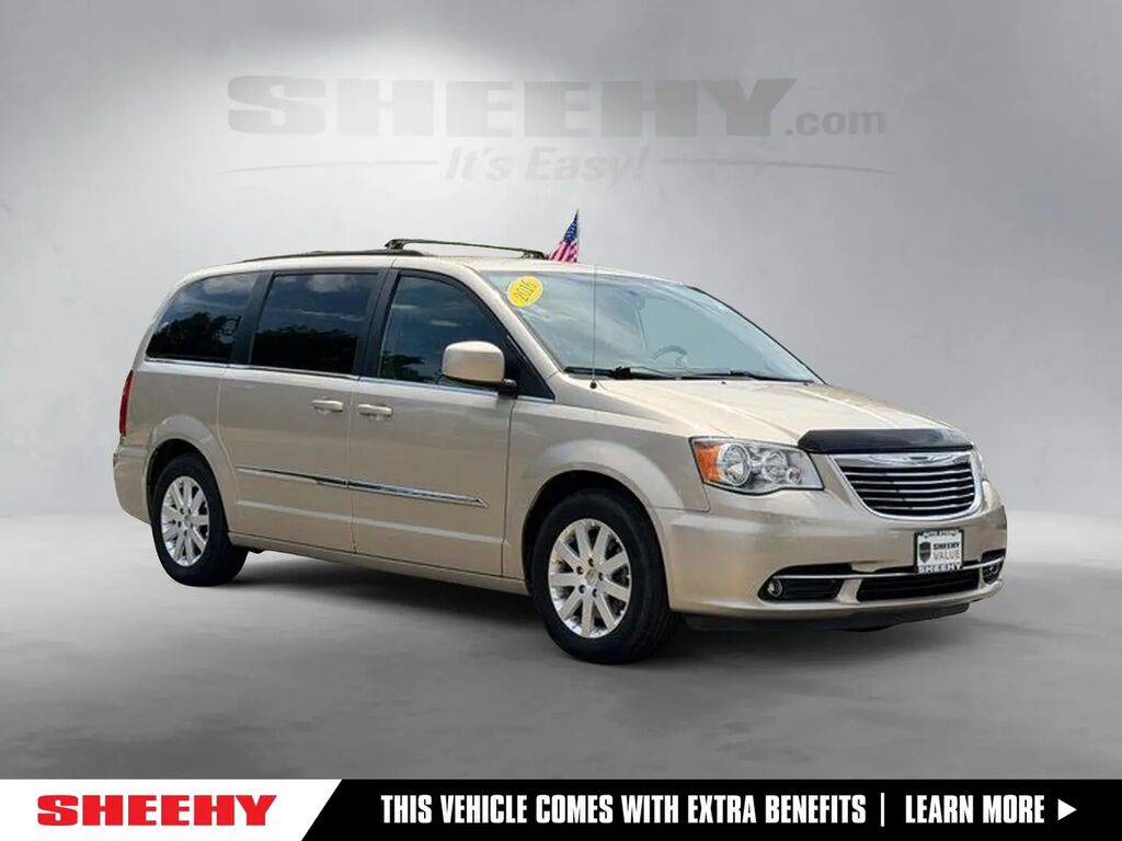 2016 Chrysler Town and Country Touring — photo 1 of 10