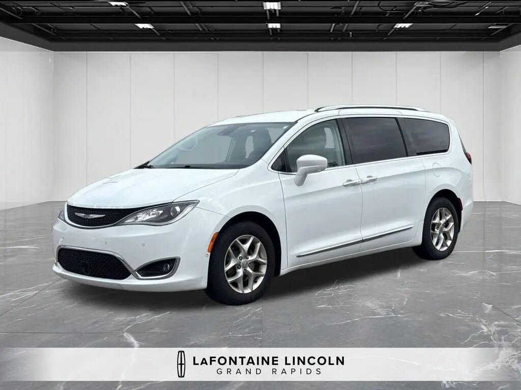 2019 Chrysler Pacifica Touring L — photo 1 of 13