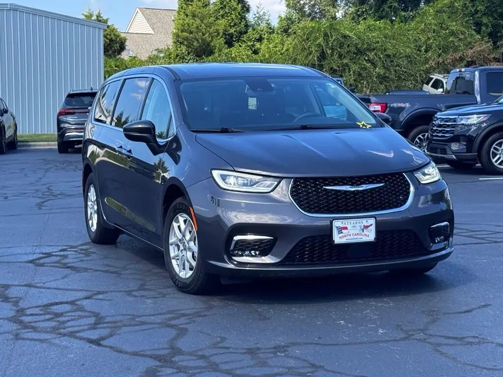 2023 Chrysler Pacifica Touring L — photo 1 of 13