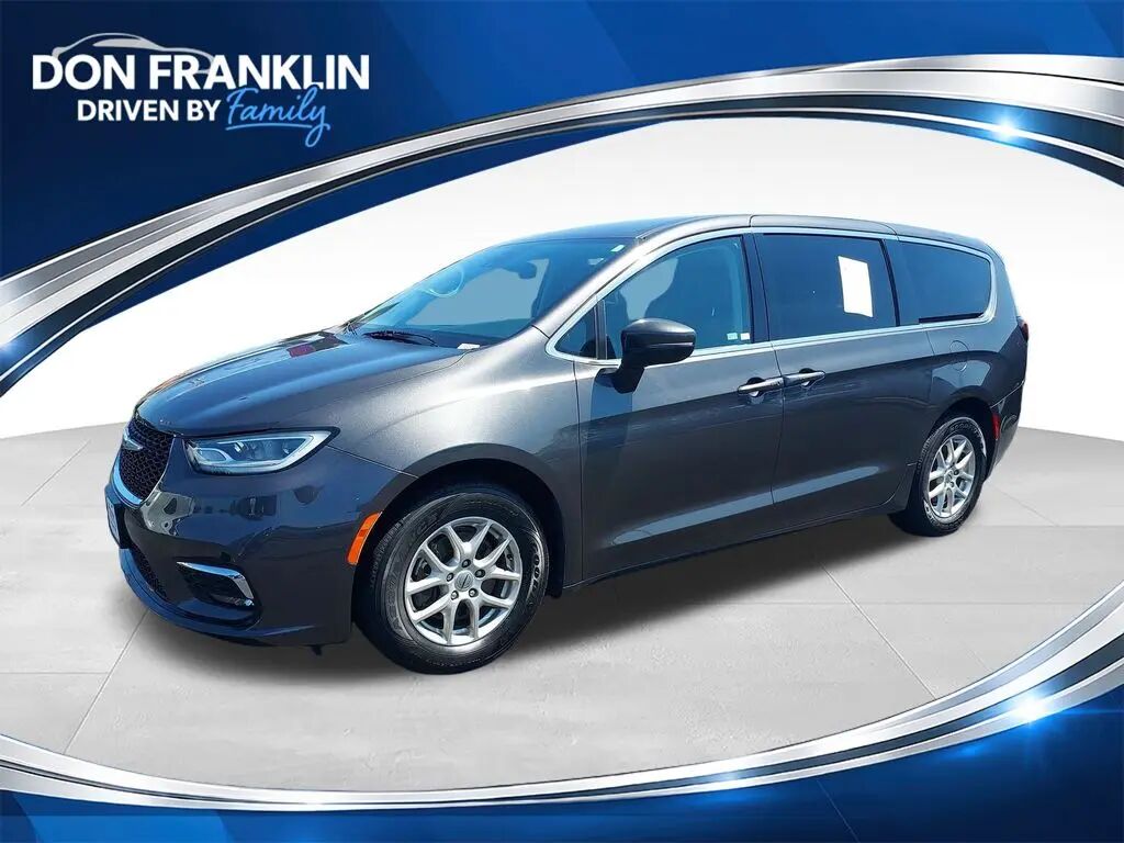2023 Chrysler Pacifica Touring L — photo 1 of 13