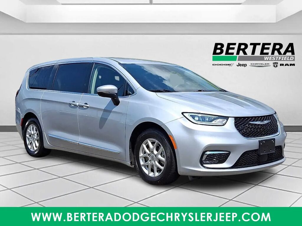 2023 Chrysler Pacifica Touring L — photo 1 of 13